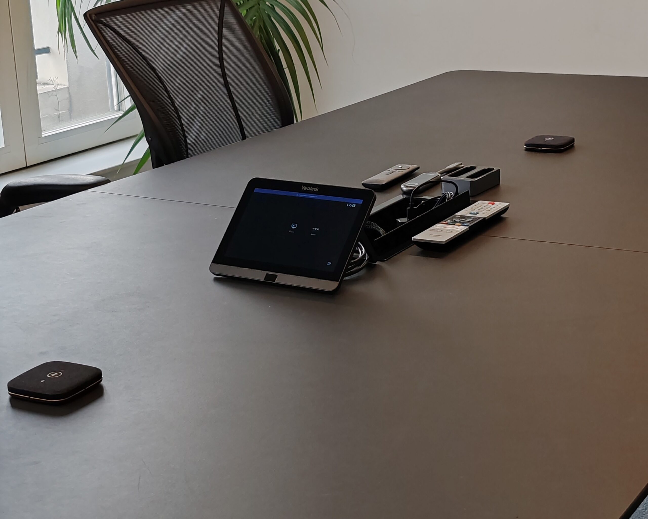 Yealink touch screen for meeting room efficiency